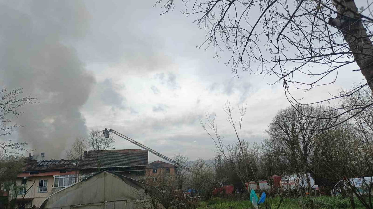 İKİ KATLI EVDE ÇIKAN YANGIN KORKUTTU