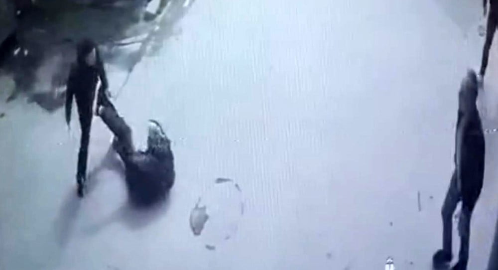 İKİ MOTOSİKLETİN ÇARPIŞMASI SONUCU MEYDANA GELEN KAZANIN ARDINDAN ÇIKAN BIÇAKLI KAVGA, BİR İŞ...