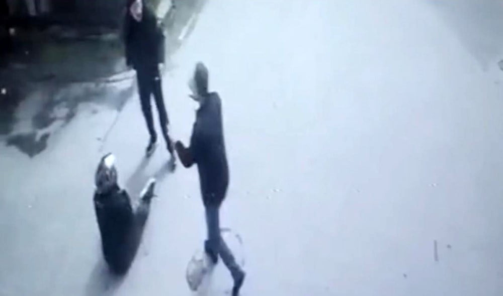 İKİ MOTOSİKLETİN ÇARPIŞMASI SONUCU MEYDANA GELEN KAZANIN ARDINDAN ÇIKAN BIÇAKLI KAVGA, BİR İŞ...