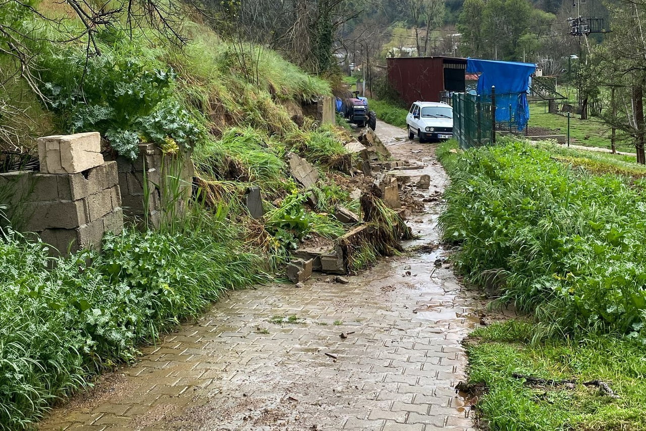 İLÇE GENELİNDE YOL ÇALIŞMALARINI SÜRDÜREN EFELER BELEDİYESİ EKİPLERİ, ETKİLİ OLAN YAĞIŞLAR...
