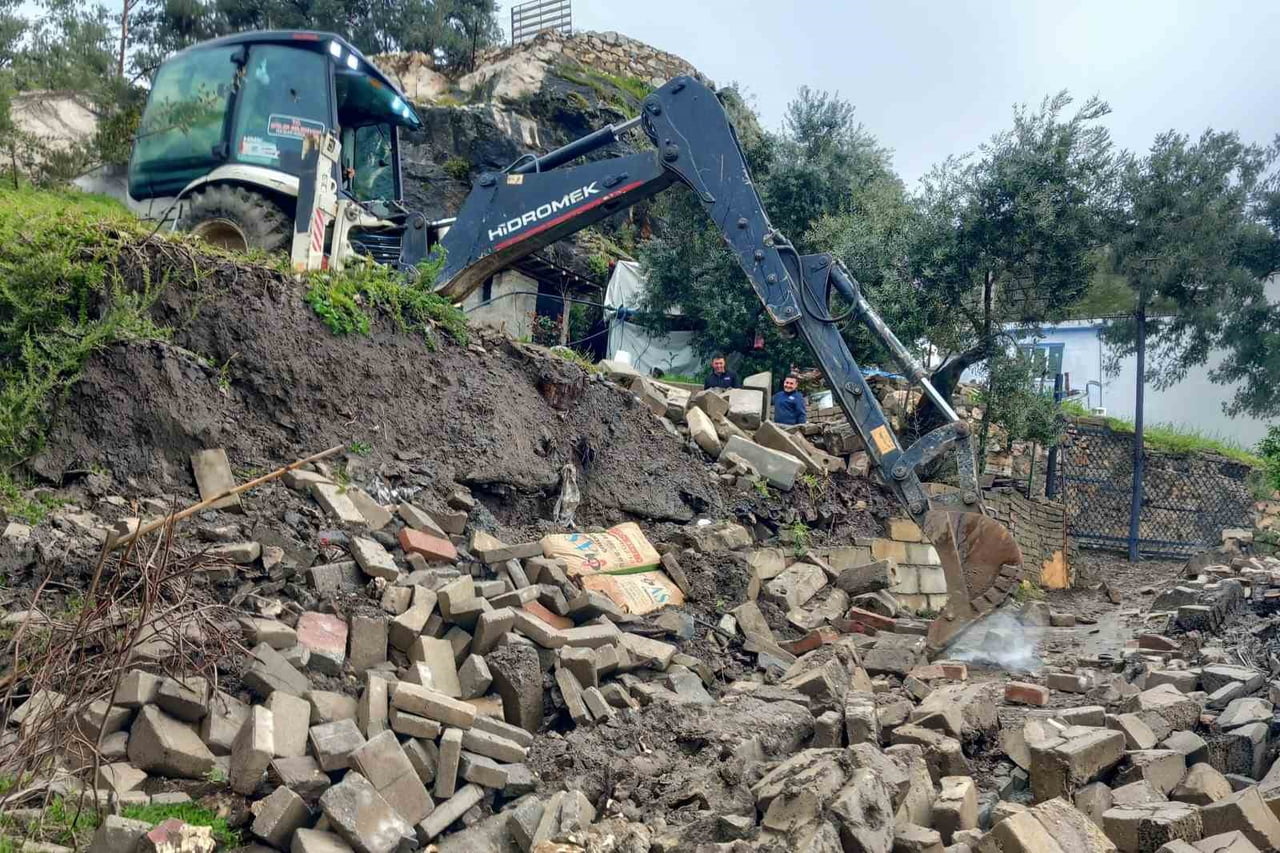 İLÇE GENELİNDE YOL ÇALIŞMALARINI SÜRDÜREN EFELER BELEDİYESİ EKİPLERİ, ETKİLİ OLAN YAĞIŞLAR...