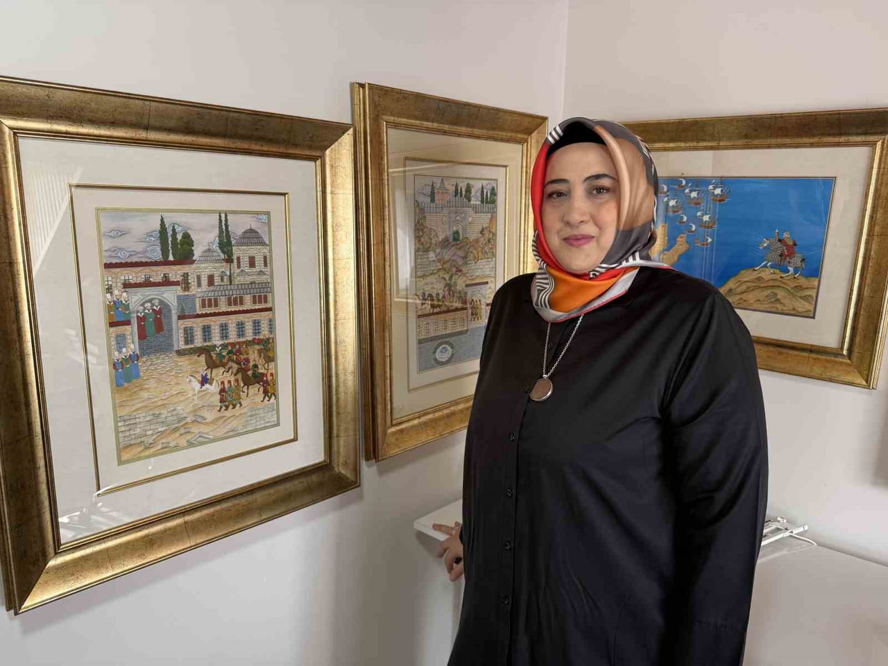 İRAN’DA SAVAŞIN BAŞLAMASIYLA MAHSUR KALAN TÜRK VATANDAŞI TEZHİP SANATÇISI ŞEYMA ÇINAR, KARAYOLUYLA...