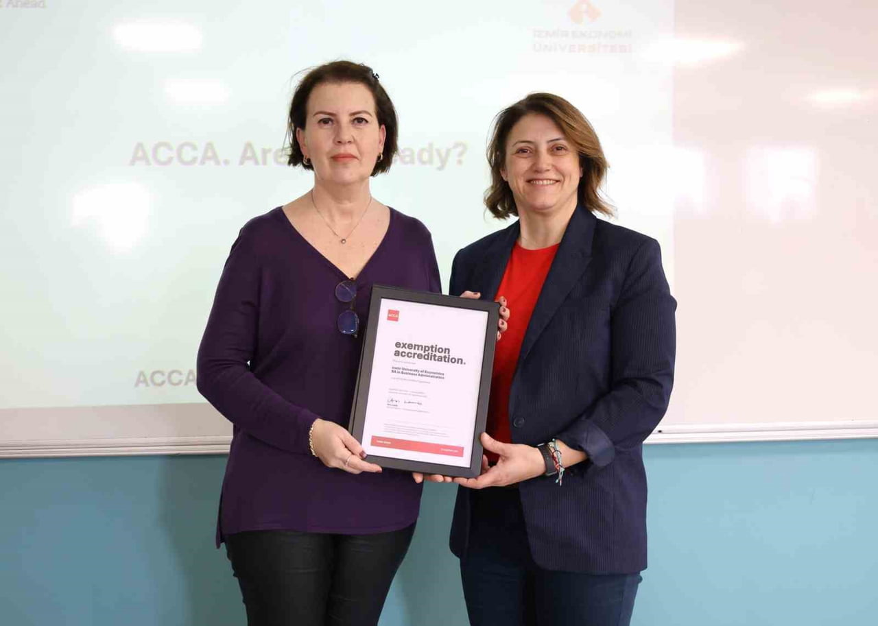 İŞLETME BÖLÜM BAŞKANI PROF. DR. GÜLEM ATABAY VE ACCA TÜRKİYE ÜLKE MÜDÜRÜ SEVAL SIR