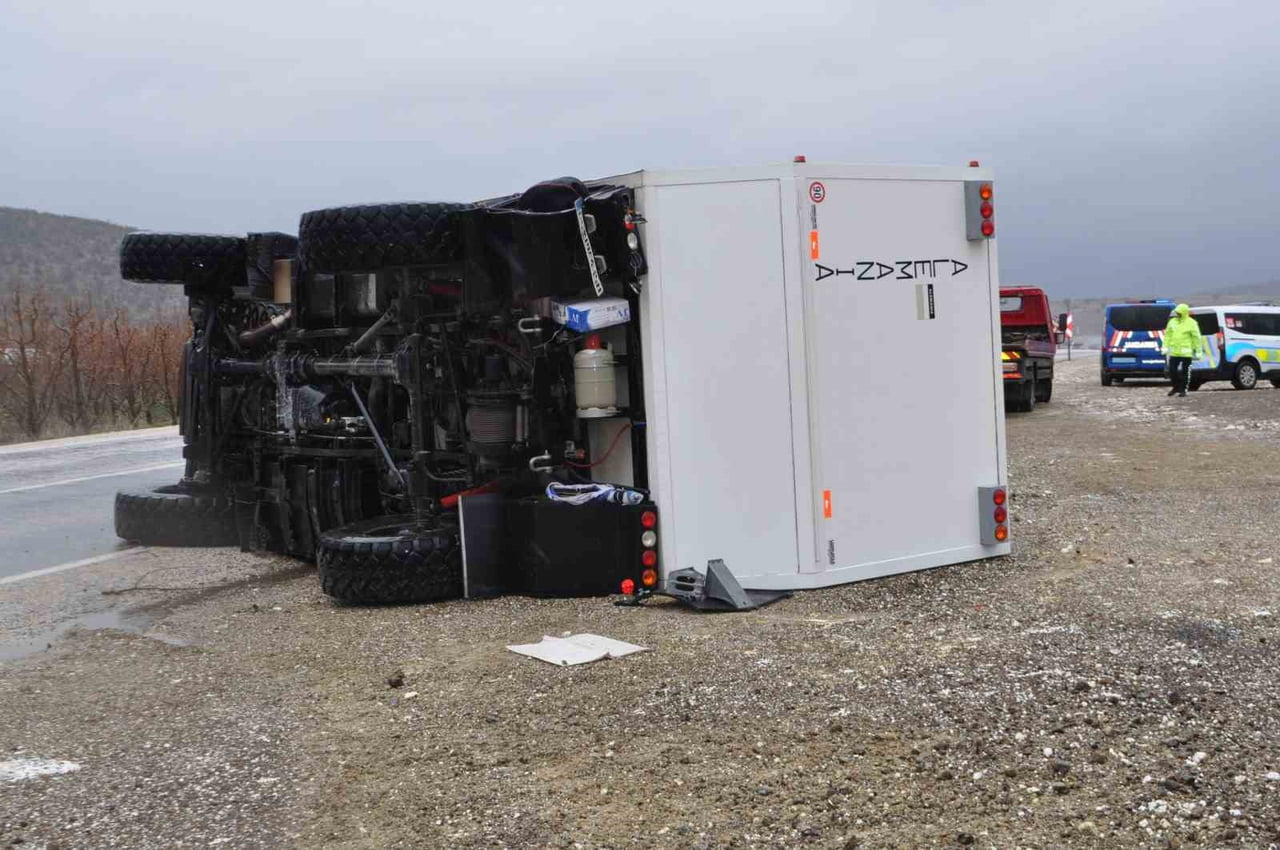 ISPARTA-KONYA D300 KARA YOLUNDA KARAVAN İLE OTOMOBİLİN ÇARPIŞTIĞI KAZADA 3 KİŞİ YARALANDI