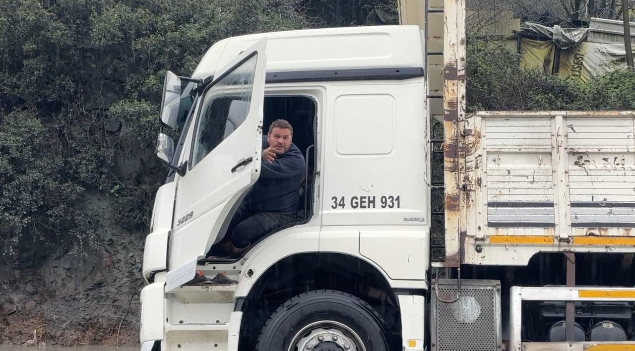 İSTANBUL'DA KAMYON SÜRÜCÜSÜ GÖLE DÖNEN YOLDA MAHSUR KALDI