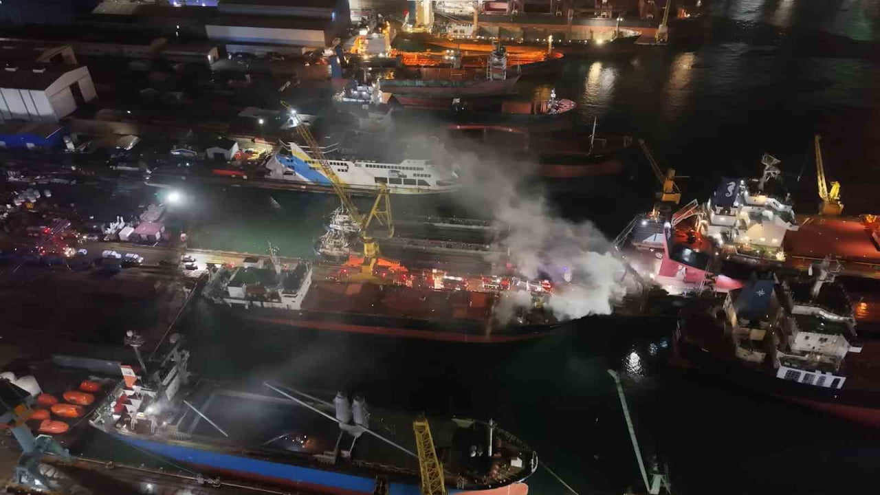 İSTANBUL'UN TUZLA İLÇESİNDE BULUNAN KUZEY STAR TERSANESİ'NDE DEMİRLİ KURU YÜK GEMİSİNDE YANGIN...