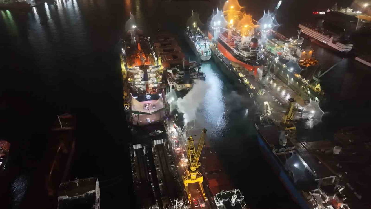 İSTANBUL'UN TUZLA İLÇESİNDE BULUNAN KUZEY STAR TERSANESİ'NDE DEMİRLİ KURU YÜK GEMİSİNDE YANGIN...