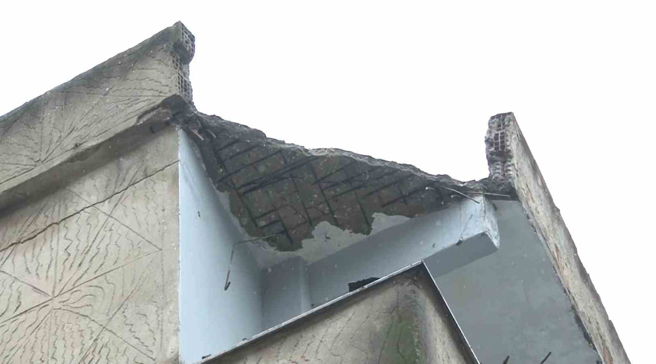 İSTANBUL BAĞCILAR’DA BİR BİNANIN ÇATI KATINDA HENÜZ BİLİNMEYEN BİR NEDENLE KISMİ ÇÖKME MEYDANA...