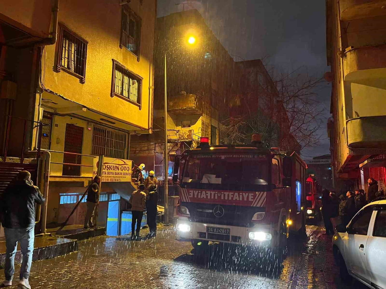 İSTANBUL BAHÇELİEVLER'DE HURDA MALZEMELERİN BULUNDUĞU DEPODA YANGIN ÇIKTI. DEPODAKİ ALEVLER...