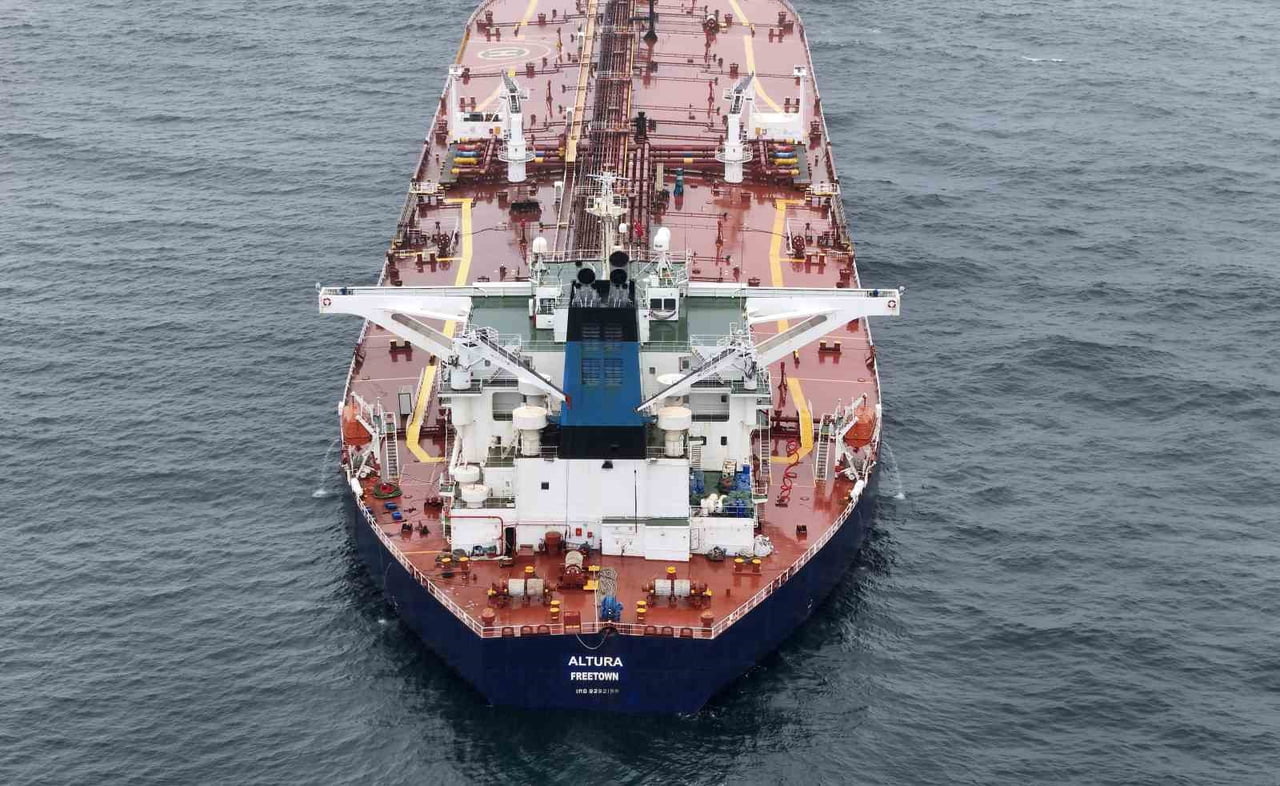 İSTANBUL BOĞAZI'NA 14 MİL MESAFEDE VURULAN ALTURA İSİMLİ TANKER HAVADAN GÖRÜNTÜLENDİ.