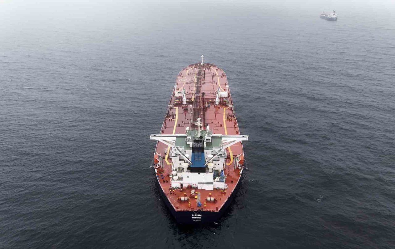 İSTANBUL BOĞAZI'NA 14 MİL MESAFEDE VURULAN ALTURA İSİMLİ TANKER HAVADAN GÖRÜNTÜLENDİ.