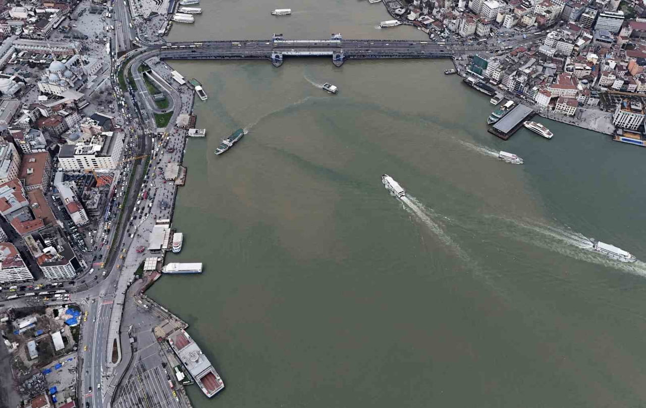 İSTANBUL`DA ETKİLİ OLAN SAĞANAK YAĞIŞ SONRASI DERELER VE KANALİZASYONLARDAN GELEN ÇAMURLU SU...