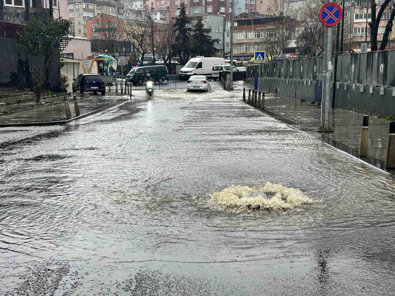 İSTANBUL’DA GÜNLERDİN ETKİLİ OLAN YAĞIŞ SONRASI SARIYER’DE RÖGARLAR TAŞTI. RÖGARLARIN TAŞMASI...