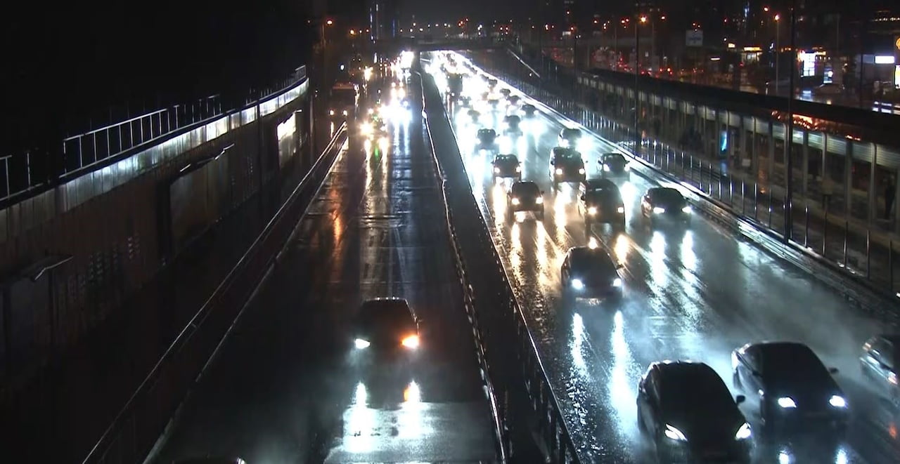 İSTANBUL’DA KUVVETLİ YAĞIŞ ETKİLİ OLDU