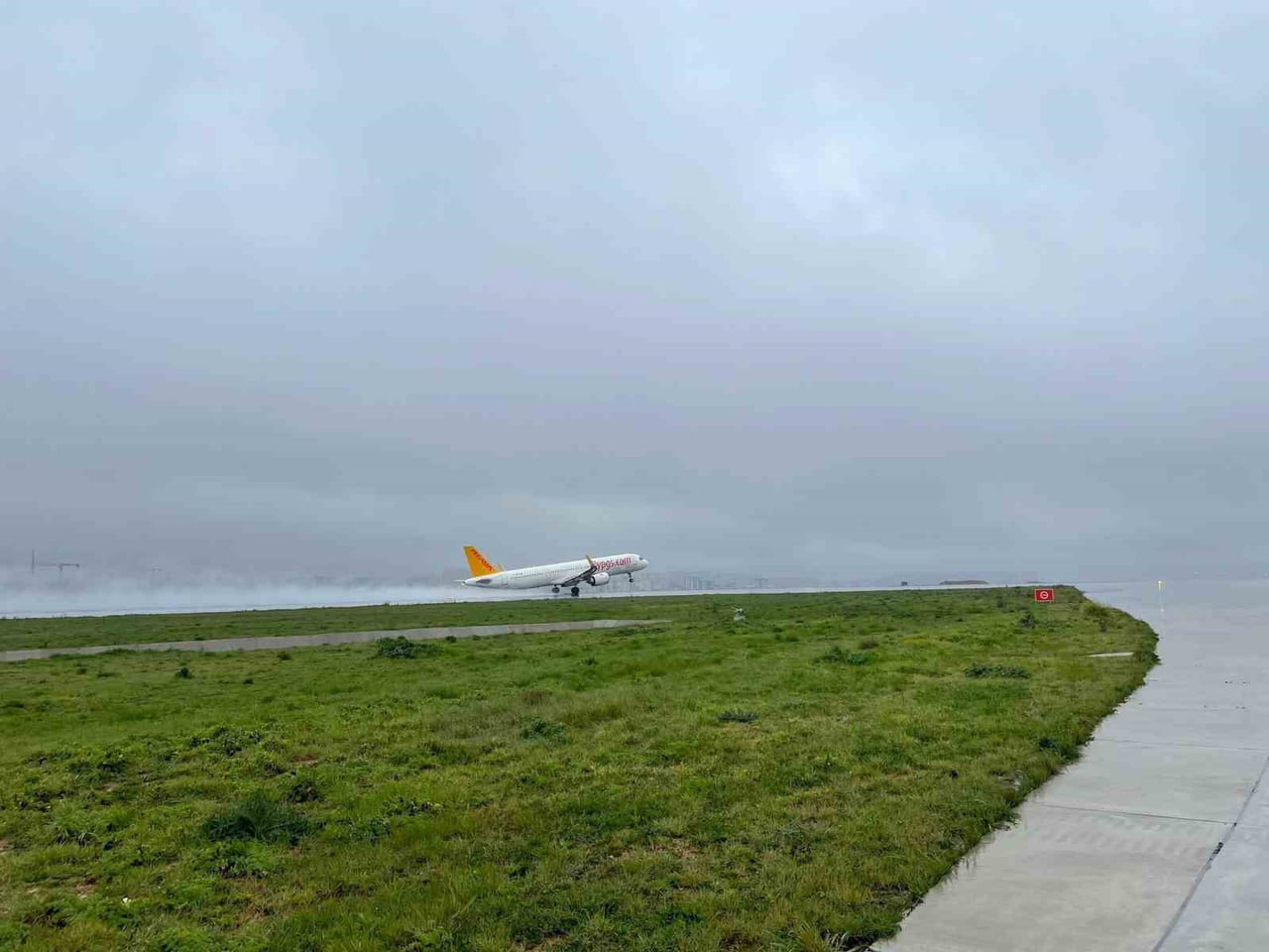 İSTANBUL’DAKİ OLUMSUZ HAVA KOŞULLARI VE DÜŞÜK GÖRÜŞ MESAFESİ NEDENİYLE AKSAKLIKLARIN YAŞANDIĞI...