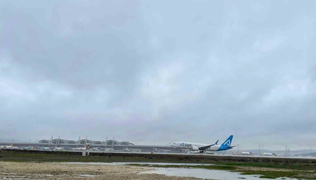 İSTANBUL’DAKİ OLUMSUZ HAVA KOŞULLARI VE DÜŞÜK GÖRÜŞ MESAFESİ NEDENİYLE AKSAKLIKLARIN YAŞANDIĞI...