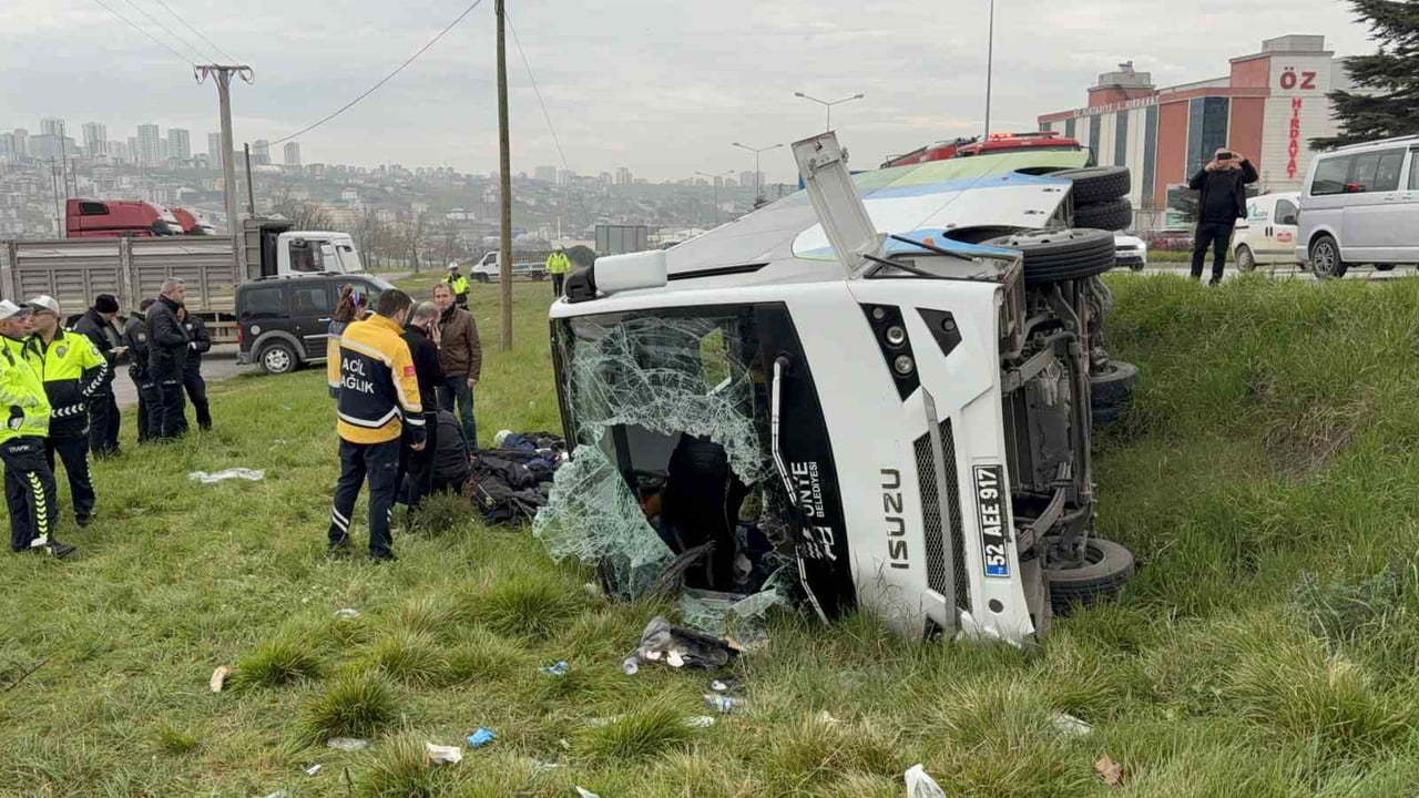İSTANBUL’DAN ROBOT YARIŞMASINDAN DÖNEN ÜNYE FEN LİSESİ ÖĞRENCİLERİNİ TAŞIYAN MİDİBÜS SAMSUN’DA...