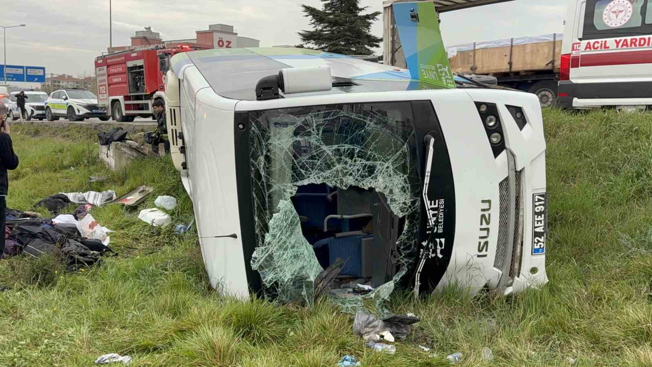 İSTANBUL’DAN ROBOT YARIŞMASINDAN DÖNEN ÜNYE FEN LİSESİ ÖĞRENCİLERİNİ TAŞIYAN MİDİBÜS SAMSUN’DA...