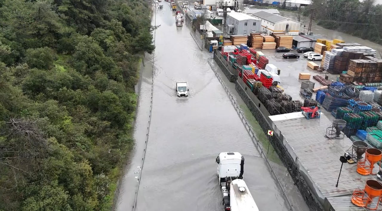 İSTANBUL EYÜPSULTAN AYAZAĞA'DA ETKİLİ OLAN YOĞUN YAĞIŞ SONRASI GÖLE DÖNEN YOL HAVADAN...