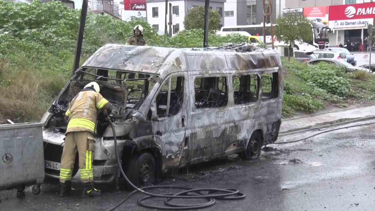 İSTANBUL (İHA) - ATAŞEHİR’DE SEYİR HALİNDEKİ SERVİS MİNİBÜSÜNDE ÇIKAN YANGIN SONUCU, MİNİBÜS ADETA...