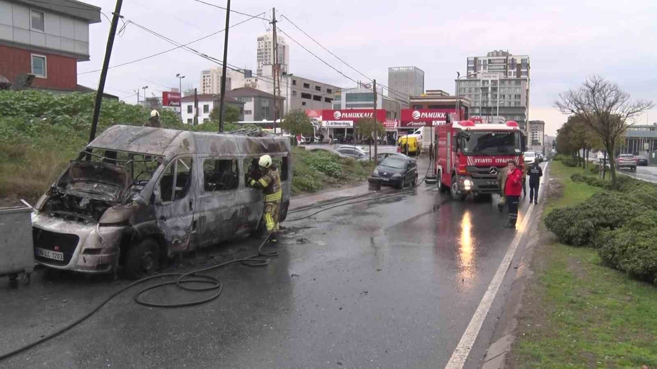 İSTANBUL (İHA) - ATAŞEHİR’DE SEYİR HALİNDEKİ SERVİS MİNİBÜSÜNDE ÇIKAN YANGIN SONUCU, MİNİBÜS ADETA...