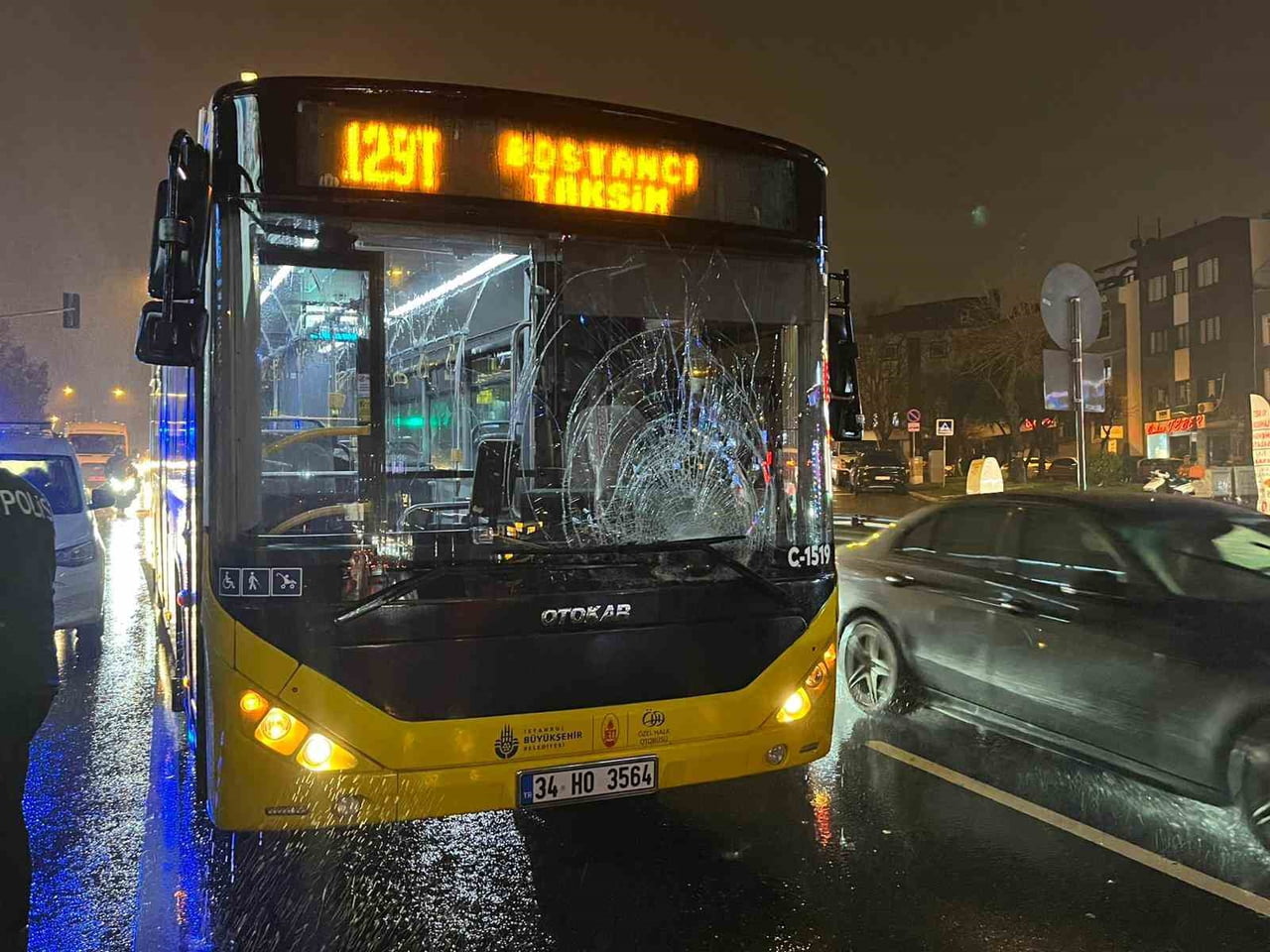 İSTANBUL (İHA) - ÜSKÜDAR’DA KIRMIZI IŞIKTA KARŞIDAN KARŞIYA GEÇEN YAYAYA İETT OTOBÜSÜ ÇARPTI. KAZA...