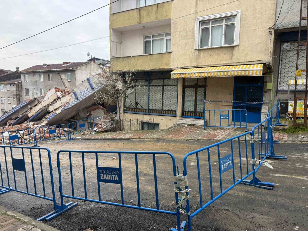 İSTANBUL SULTANGAZİ’DE İSTANBUL BÜYÜKŞEHİR BELEDİYESİ’NE (İBB) BAĞLI YIKIM EKİBİNİN...