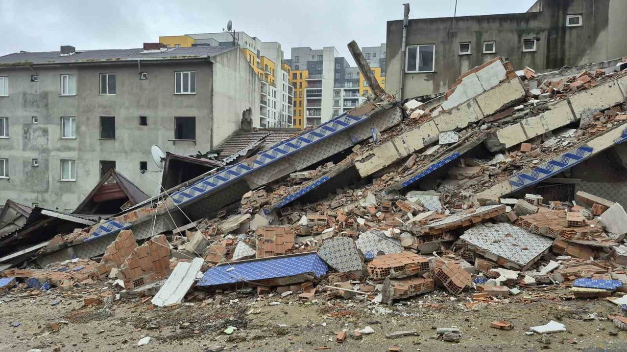 İSTANBUL SULTANGAZİ’DE İSTANBUL BÜYÜKŞEHİR BELEDİYESİ’NE (İBB) BAĞLI YIKIM EKİBİNİN...