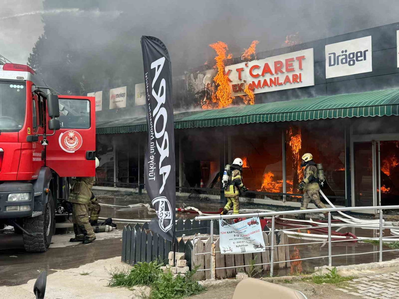 İZMİR'DE İŞ GÜVENLİĞİ EKİPMANLARI SATAN İŞ YERİNDE YANGIN ÇIKTI