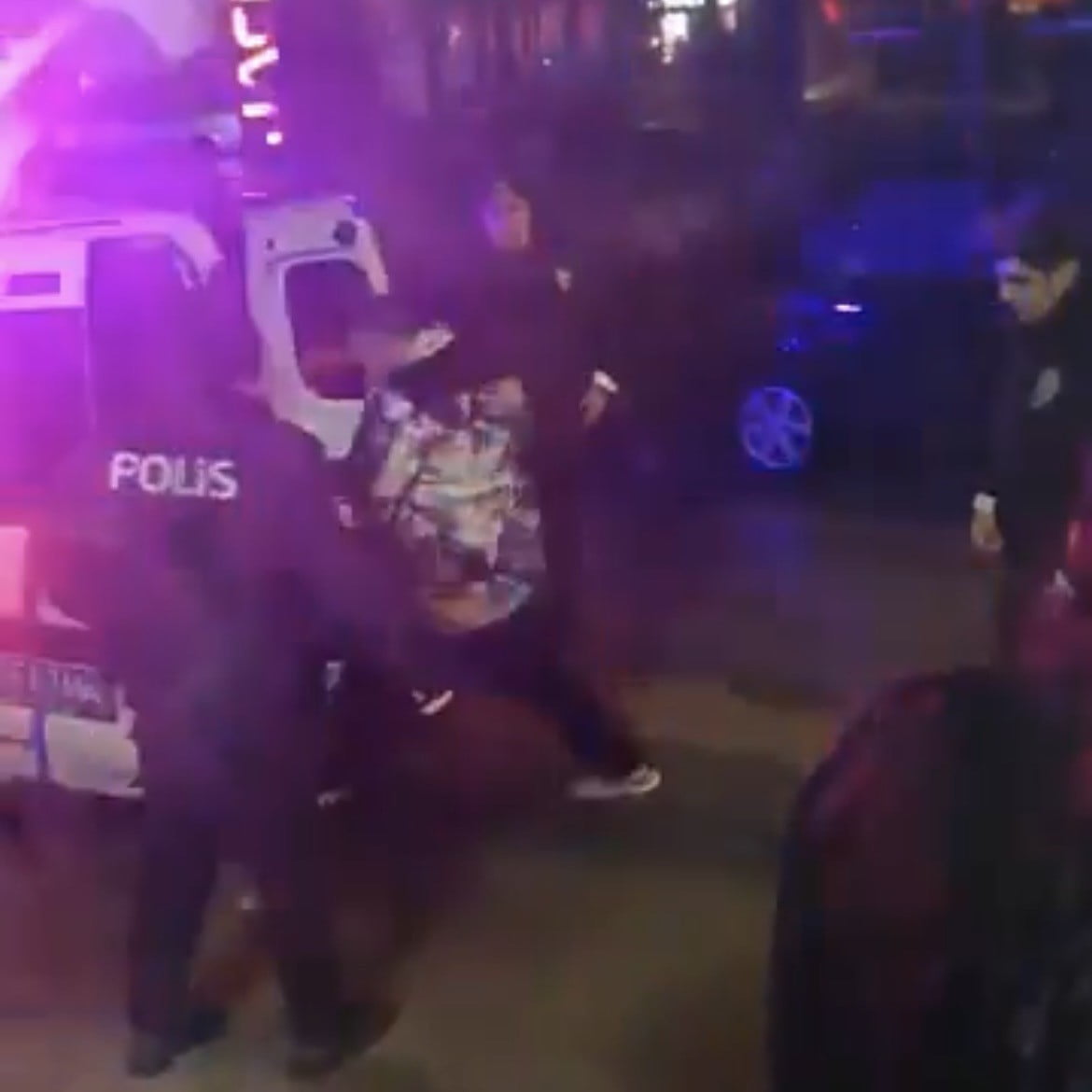 İZMİR'İN ÇİĞLİ İLÇESİNDE İDDİAYA GÖRE BİR KİŞİ, KIZ ÖĞRENCİ YURDUNA GİREREK UYGUNSUZ HAREKETLERDE...