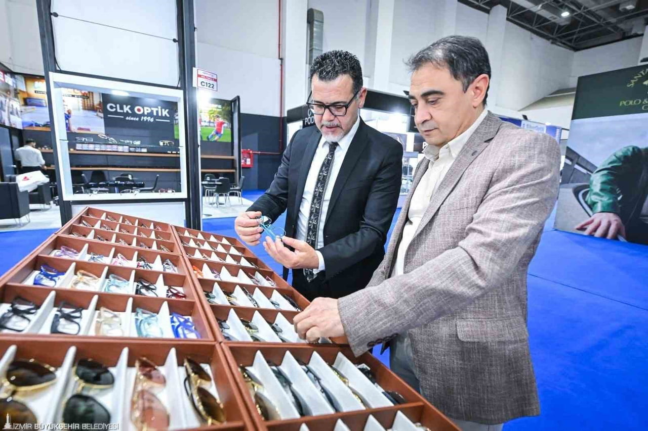 İZMİR’DE DÜZENLENEN OPTİC WORLD FUARI’NDA UZMANLAR, ÖZELLİKLE ÇOCUKLARDA HIZLA ARTAN MİYOPİ...