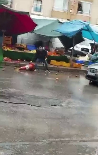 İZMİR’İN BORNOVA İLÇESİNDE SİNİR KRİZİ GEÇİREN BİR MANAV, YOLDAN GEÇEN VATANDAŞLARA KASA FIRLATIP...