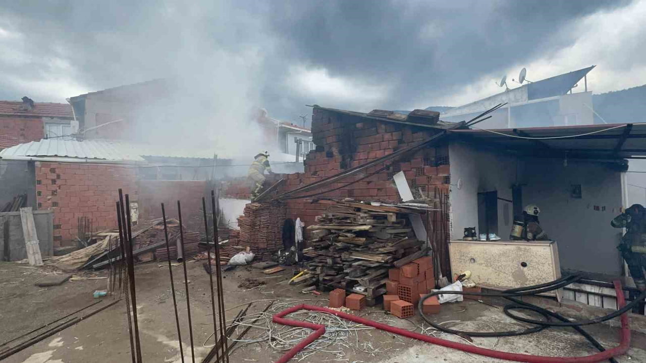 İZMİR’İN KEMALPAŞA İLÇESİNDE TEK KATLI BİR EV TAMAMEN YANARAK KULLANILAMAZ HALE GELDİ.