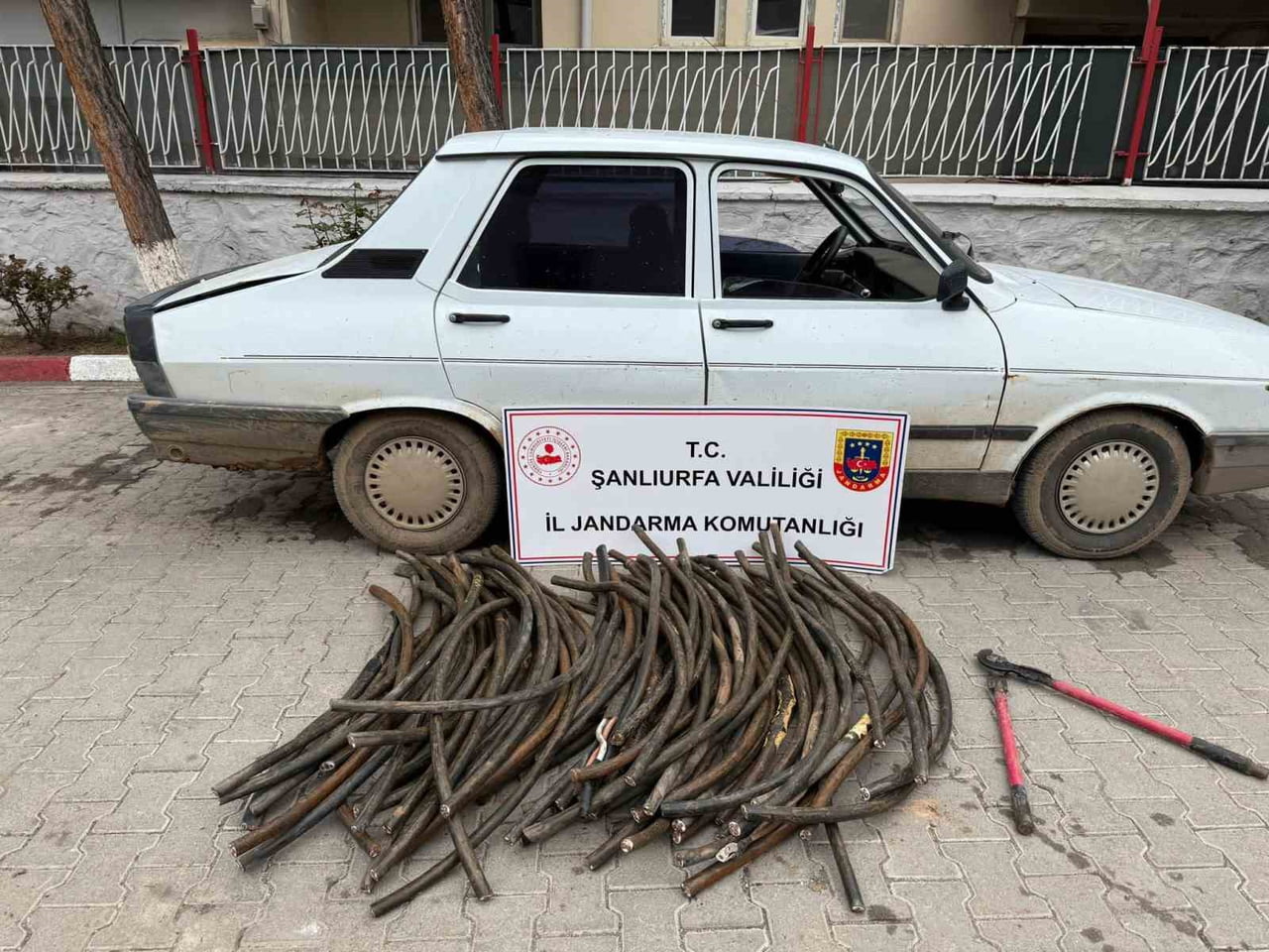 KABLO HIRSIZI SUÇÜSTÜ YAKALANDI