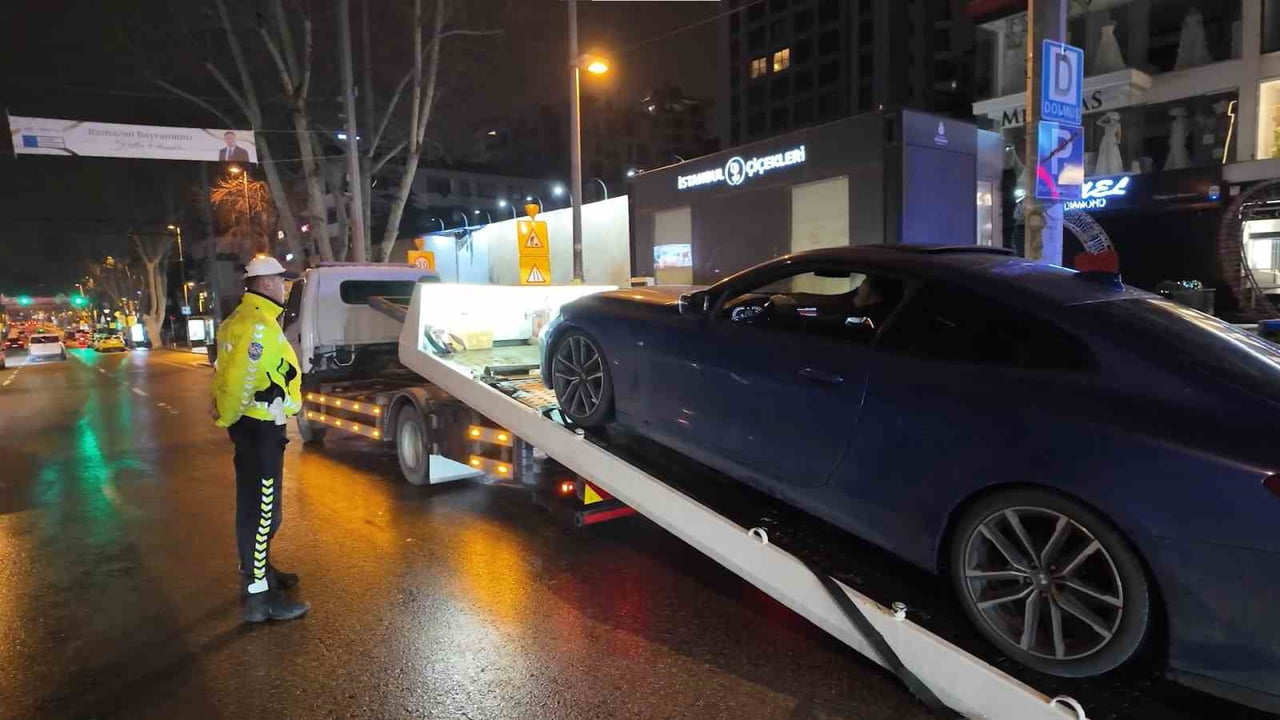 KADIKÖY CADDEBOSTAN SAHİL YOLUNDA TRAFİKTE "MAKAS ATARAK" İLERLEYEN SÜRÜCÜYE 90 BİN LİRA CEZA...