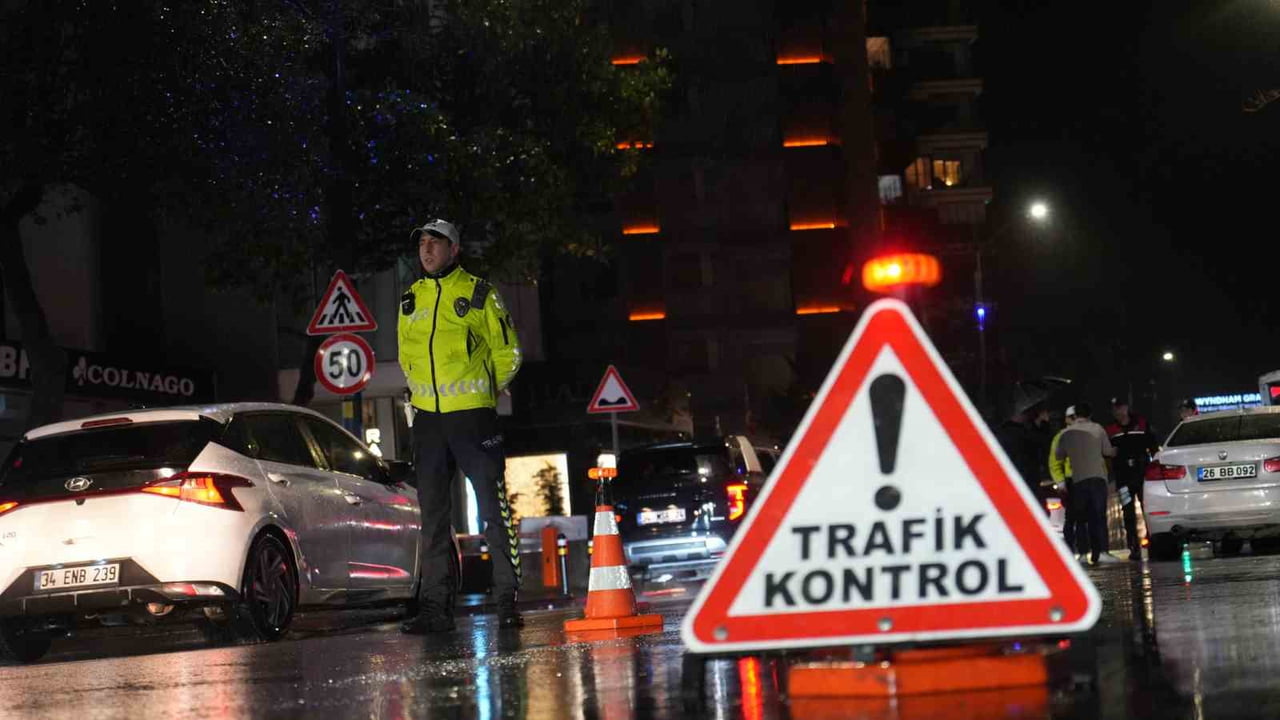 KADIKÖY’DE POLİS EKİPLERİNCE GERÇEKLEŞTİRİLEN TRAFİK VE ASAYİŞ DENETİMLERİ, İSTANBUL’DA GÜVENLİĞİN...