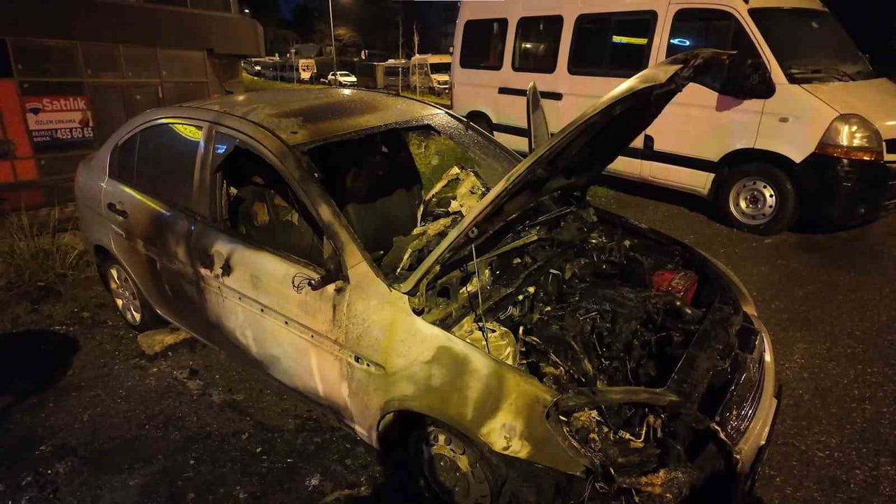 KADIKÖY FİKİRTEPE’DE PARK HALİNDEKİ BİR MOTOSİKLETTE ÇIKAN YANGIN KISA SÜREDE BÜYÜYEREK YANINDA...