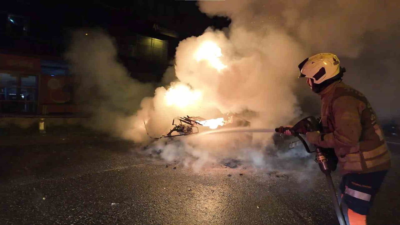 KADIKÖY FİKİRTEPE’DE PARK HALİNDEKİ BİR MOTOSİKLETTE ÇIKAN YANGIN KISA SÜREDE BÜYÜYEREK YANINDA...
