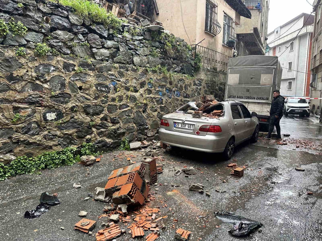 KAĞITHANE’DE BAHÇE DUVARI ARACIN ÜZERİNE DEVRİLDİ