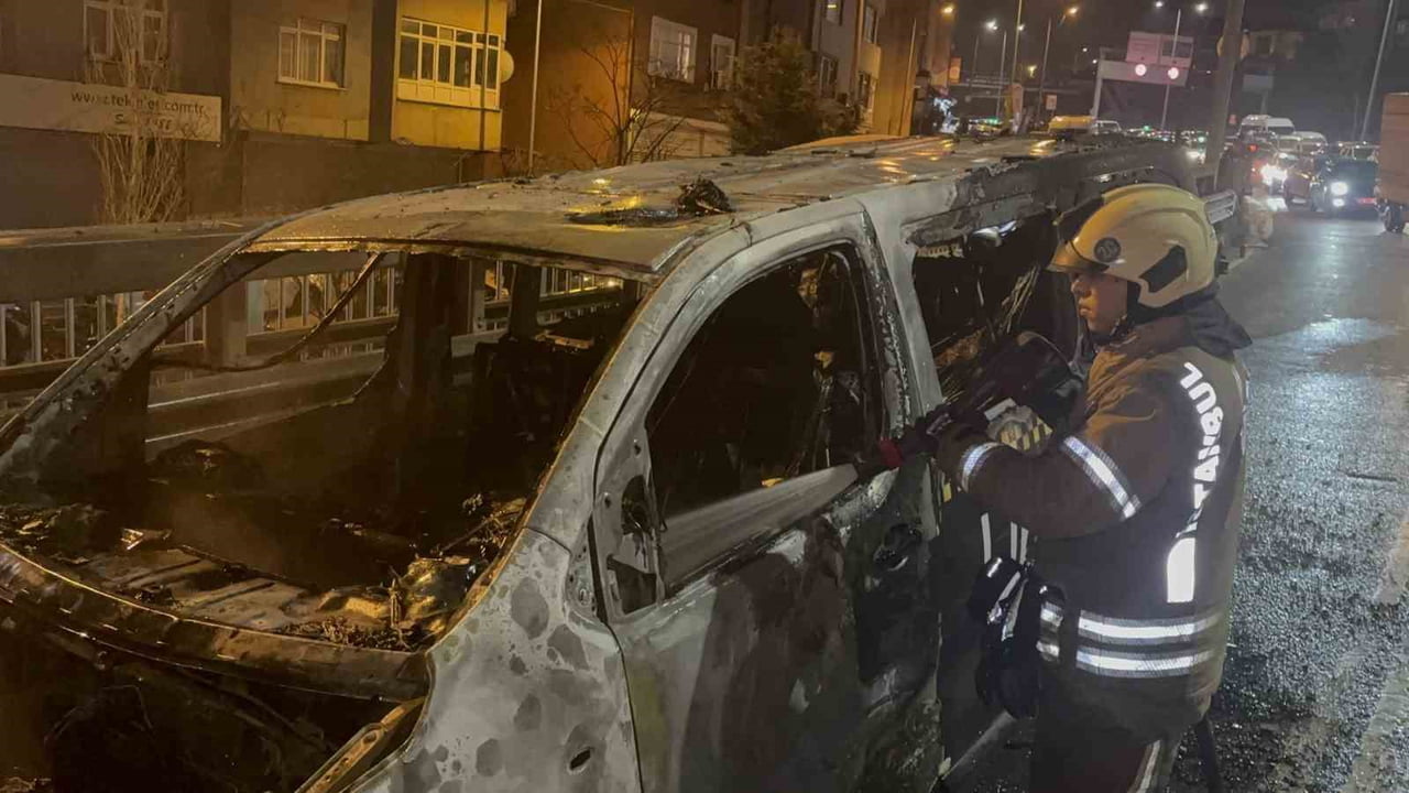 KAĞITHANE OKMEYDANI’NDA SEYİR HALİNDE OLAN BİR TİCARİ TAKSİDE ALEVLER YÜKSELDİ. DURUMU FARK EDEN...