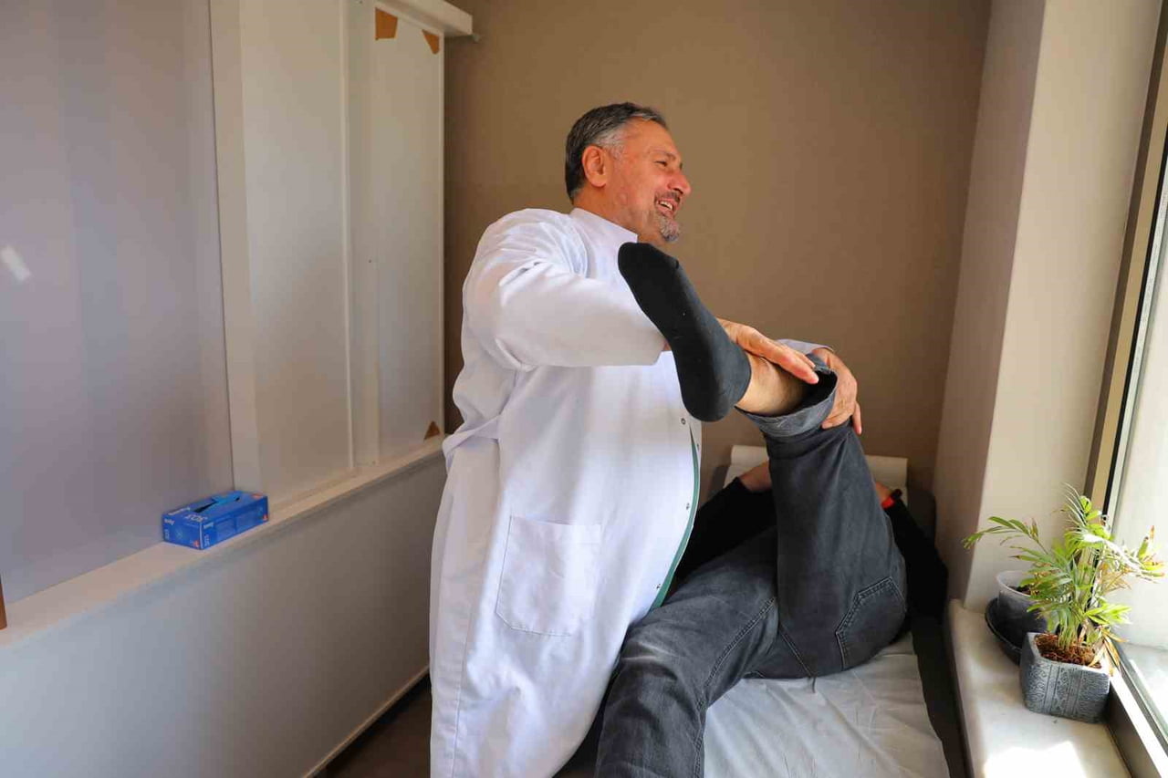 KAHRAMANMARAŞ'TA ORTOPEDİ VE TRAVMATOLOJİ UZMANI DR. ALİ MURAT KALENDER, BEL AĞRISININ TOPLUMDA EN...