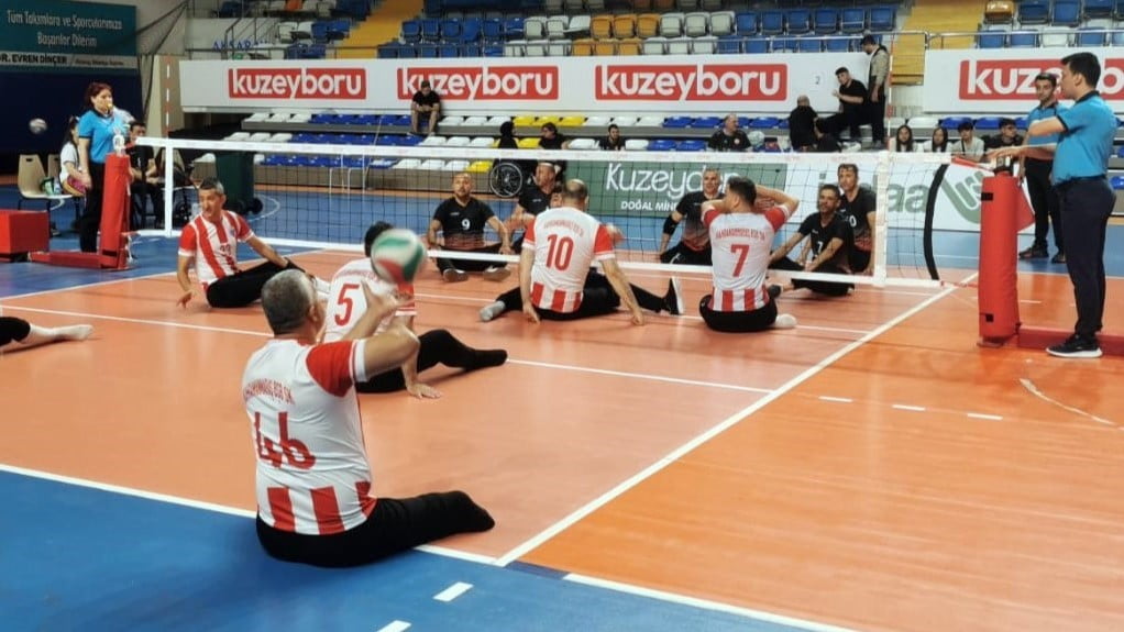KAHRAMANMARAŞ BÜYÜKŞEHİR BELEDİYESİNİN OTURARAK VOLEYBOL TAKIMI, MÜCADELE ETTİĞİ SÜPER LİG A...