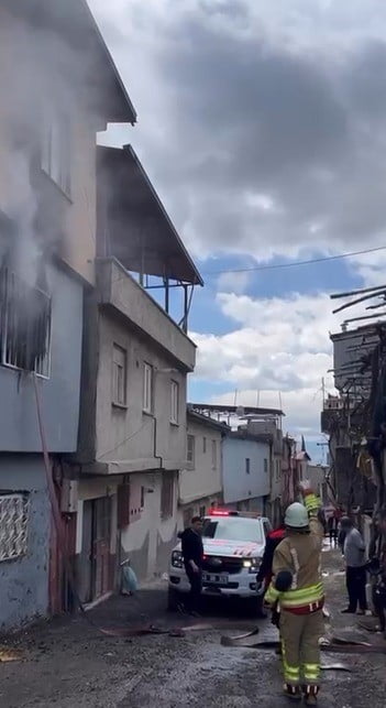 KAHRAMANMARAŞ’TA BİR EVDE ÇIKAN YANGINDA 1 KİŞİ YARALANDI.