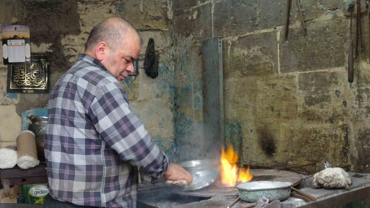 KALAYCI CUMA USTA 50 YILDIR BAKIRI SEVGİYLE PARLATIYOR