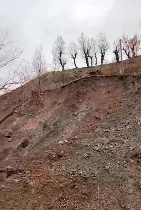 KAMBERTEPE KÖYÜNDE ETKİLİ OLAN AŞIRI YAĞIŞLAR, TOPRAK KAYMASINA NEDEN OLDU.