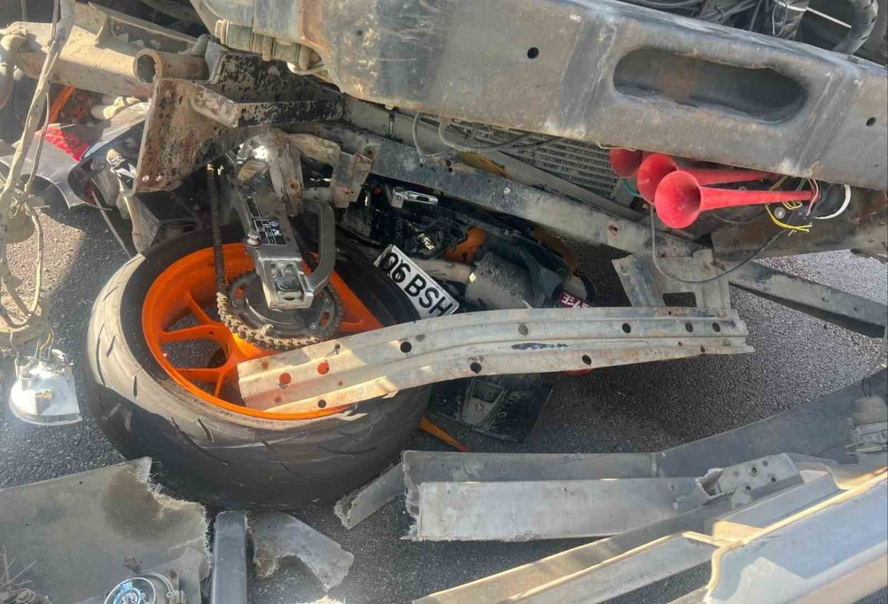 KAMYONLA ÇARPIŞAN MOTOSİKLET SÜRÜCÜ HAYATINI KAYBETTİ