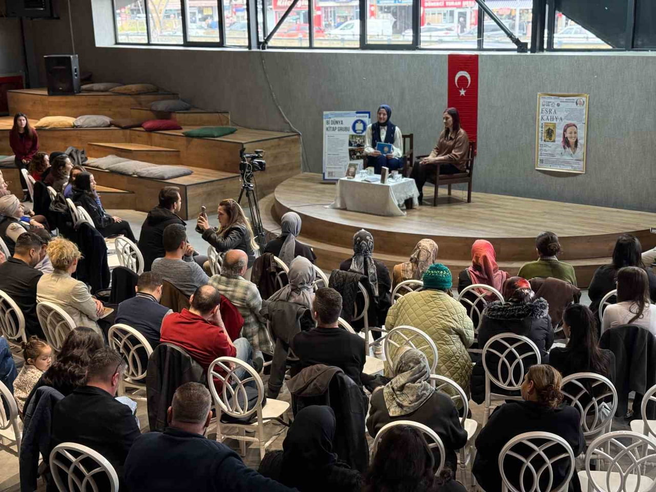 KARABÜK BELEDİYESİ’NİN DÜZENLEDİĞİ SANAT VE EDEBİYAT PROGRAMI YOĞUN İLGİ GÖRDÜ.