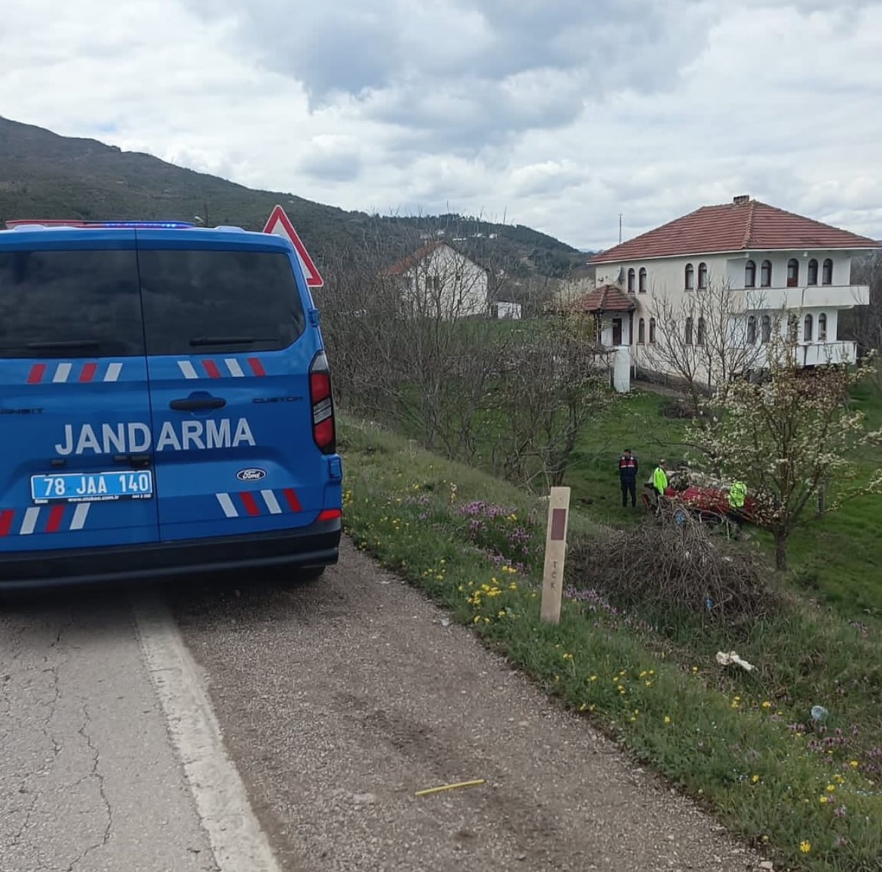 KARABÜK-KASTAMONU KARAYOLUNDA KONTROLDEN ÇIKARAK BAHÇEYE UÇUP TAKLA ATAN OTOMOBİLİN SÜRÜCÜSÜ...