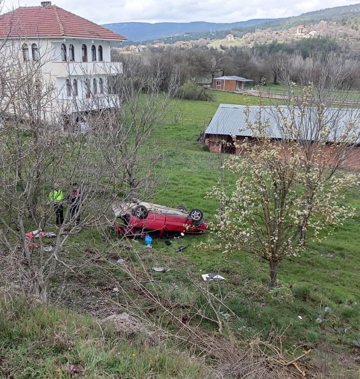 KARABÜK-KASTAMONU KARAYOLUNDA KONTROLDEN ÇIKARAK BAHÇEYE UÇUP TAKLA ATAN OTOMOBİLİN SÜRÜCÜSÜ...