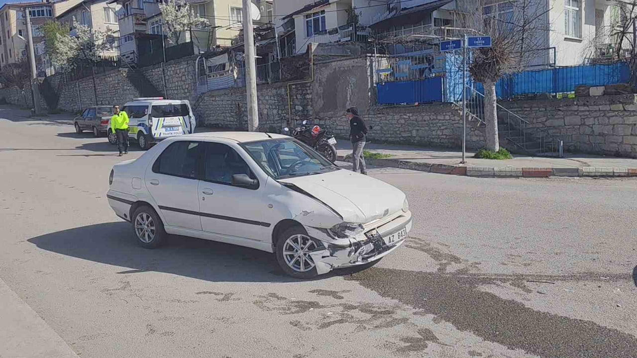 KARABÜK’TE İKİ OTOMOBİLİN ÇARPIŞMASI SONUCU MEYDANA GELEN KAZADA 3 KİŞİ YARALANDI.